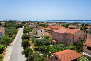 Fogelssicht - Villa Berat mit Zufahrtstrasse