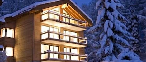 Chalet Altesse di notte in inverno...