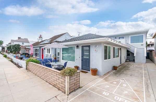 Front patio area with 2 parking spots