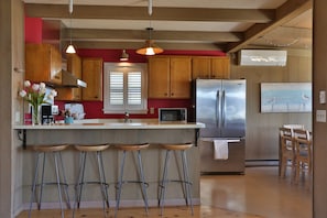 Seating for 4 at the kitchen counter