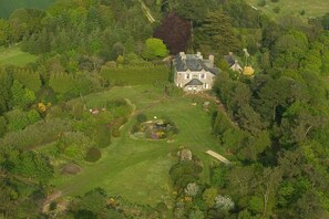 Vue aérienne de la maison et du parc