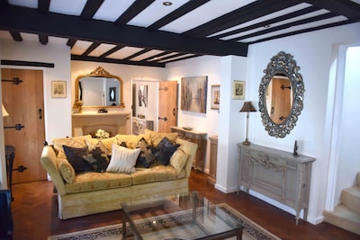 Luxury Central Eton Cottage, 5 minute walk from Windsor Castle. FREE PARKING