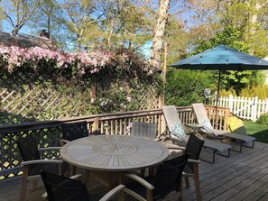 Deck Dining area- seats up to 8