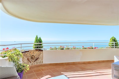 Beachfront Penthouse Marbella Center / Frontline Penthouse in Playa Marbella