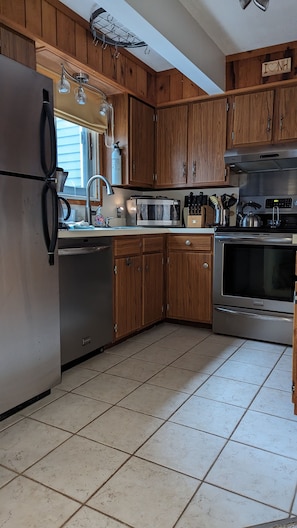 Fully equipped kitchen with dishwasher