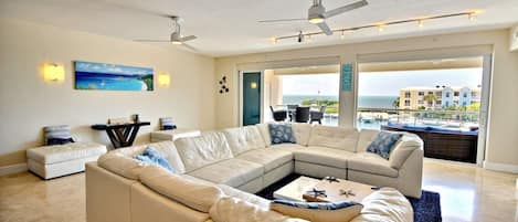 Livingroom with marina and oceanview