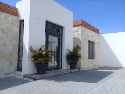 Hermosa casa con ayuda para servir desayuno y comida.