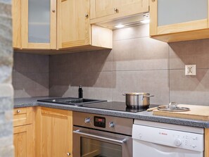 Countertop, Cabinetry, Möbel, Gebäude, Eigentum, Herd, Holz, Küche, Interior Design, Beleuchtung