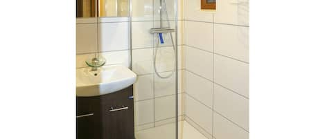 Property, Sink, Plumbing Fixture, Building, Bathroom Cabinet, Mirror, Shower Head, Tap, Cabinetry