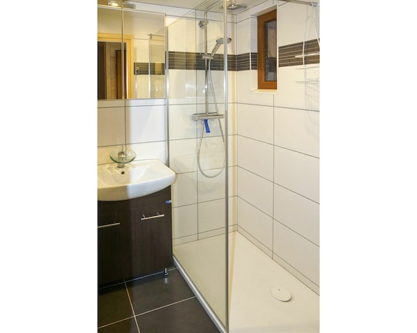Property, Sink, Plumbing Fixture, Building, Bathroom Cabinet, Mirror, Shower Head, Tap, Cabinetry