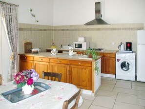 Cabinetry, Meubles, Propriété, Comptoir, Fleur, Bâtiment, Évier, Cuisine, Tiroir, Cuisinière
