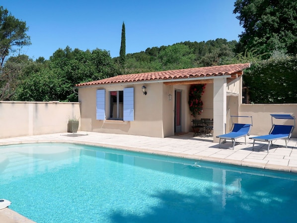 L'Eau, Ciel, Propriété, Piscine, Plante, Bâtiment, Bleu Azur, Arbre, Ombre, Chaise