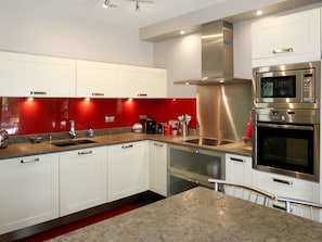 Comptoir, Cabinetry, Cuisine, Pièce, Propriété, Meubles, Design Intérieur, Rouge, Principaux Appliance, Éclairage