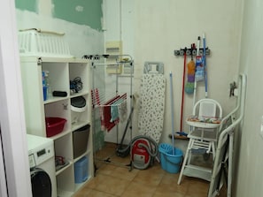 Propriété, Design Intérieur, Bâtiment, Électroménager, Rayonnage, Sol, Mur, Porte, Sol, Étagère
