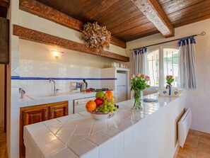 Countertop, Cabinetry, Möbel, Eigentum, Zapfhahn, Küche, Spüle, Sinken, Holz, Tabelle