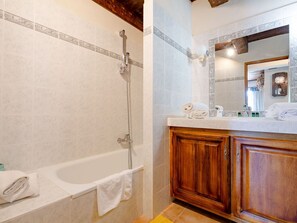 Braun, Spiegel, Badewanne, Armatur, Zapfhahn, Badezimmerschrank, Eigentum, Gebäude, Badezimmer, Cabinetry
