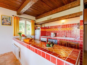 Eigentum, Cabinetry, Countertop, Gebäude, Holz, Sinken, Zapfhahn, Interior Design, Orange, Küche
