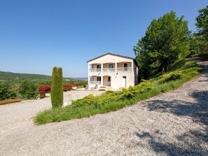Pflanze, Himmel, Fenster, Gebäude, Natürliche Landschaft, Steigung, Baum, Haus, Hütte, Strassenbelag