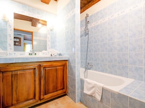 Braun, Spiegel, Zapfhahn, Badezimmerschrank, Armatur, Badewanne, Eigentum, Cabinetry, Gebäude, Badezimmer