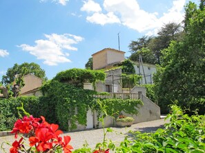 Vegetation, Property, Garden, Residential Area, Architecture, Real Estate, House, Botany, Botanical Garden, Sky