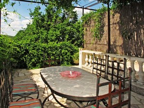 Propriété, Arbre, Patio, Meubles, Immobilier, Bâtiment, Botanique, Arrière-Cour, Table, Maison