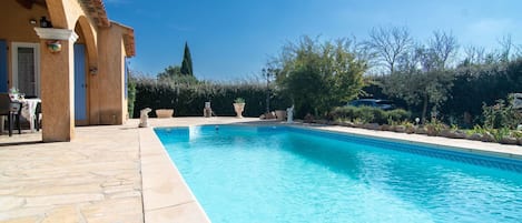 L'Eau, Ciel, Piscine, Plante, Bleu Azur, Arbre, Bâtiment, Rectangle, Loisir, Immobilier