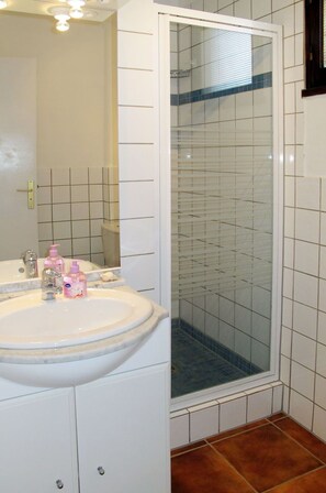 Mirror, Sink, Property, Plumbing Fixture, Tap, Bathroom Sink, Bathroom, Interior Design, Architecture