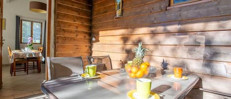 Table, Meubles, Propriété, Bâtiment, Vaisselle, Fenêtre, Chaise, Bois, Architecture, Mobilier De Jardin