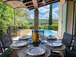 Möbel, Gartenmöbel, Stuhl, Schatten, Tisch Im Freien, Resort, Eco Hotel, Küche & Esszimmer Tisch, Schwimmbad, Hinterhof