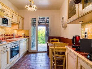 Interior Design, Küche, Countertop, Flooring, Möbel, Holz, Major Appliance, Küchengerät, Fussboden, Decke