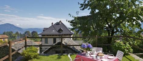 Ca. 25 m² großer Garten mit Barbecue und schöner Sicht auf den See und die Berge