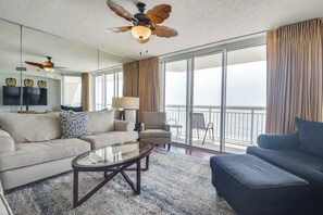 Living Room | Central A/C & Heating | Free WiFi