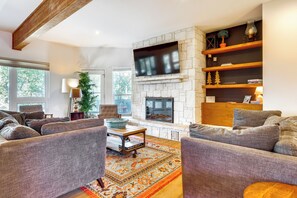Living Room | Sleeper Sofa | Free WiFi | Smart TV | Central A/C & Heat