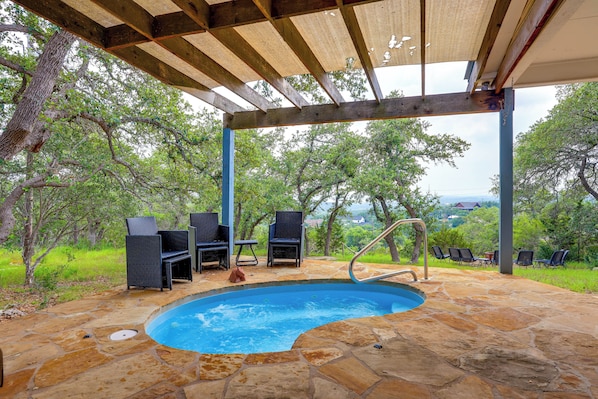 Fischer Vacation Rental | 3BR | 2.5BA | 2,500 Sq Ft | Stairs Required