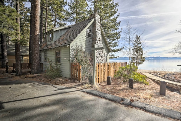 Call this lakefront cabin home for your next getaway!