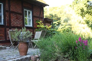 Vor der Südterrasse ist ein Kräuterbeet angelegt.