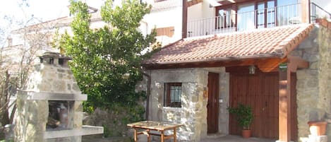 Casa rural Piedra del Mediodía de Gredos con barbacoa y mesa de madera