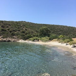 Plage à 15’ avec la taverne de Boufi