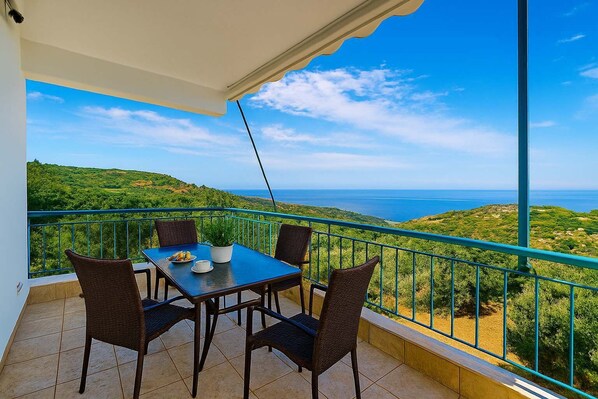 Panoramic Sunset Views from the Terrace
Unwind with breathtaking views of the Messinian Gulf.