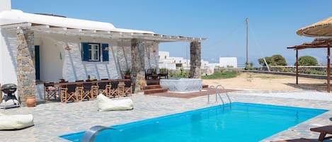 Charming little Villa Elena with private pool, Jacuzzi, garden and sea views