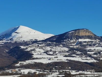 Studio neuf, piscine partagée, calme, vue magnifique, parking privé