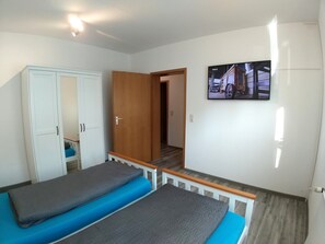 Schlafzimmer mit Smart TV, Kleiderschrank, kostenloses Wifi