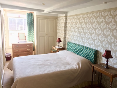 Beautifully restored studio flat in a Georgian house in the heart of Ludlow. 