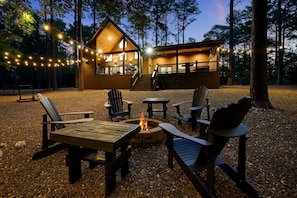 A firepit to enjoy s'mores under the stars!