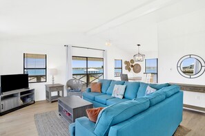 A spacious beach cottage that can easily accommodate 10 guests