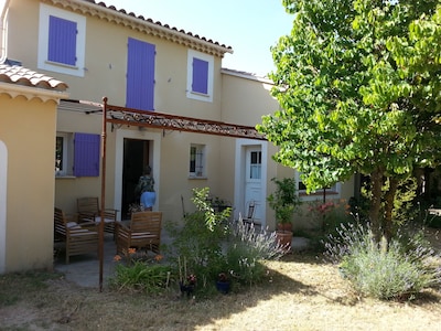 belle demeure , jardin arboré  et vue sur le Ventoux en sud drome provençale