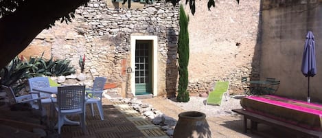 Jardin entre les deux maisons, terrasse en bois, grande table ,cuisine d'été