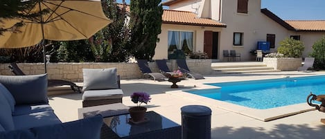 Terrasse avec piscine, transat, salon de jardin , table de Ping-Pong, barbecue