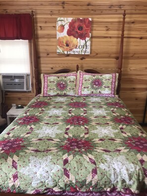 Cottage Studio 214 queen size bed