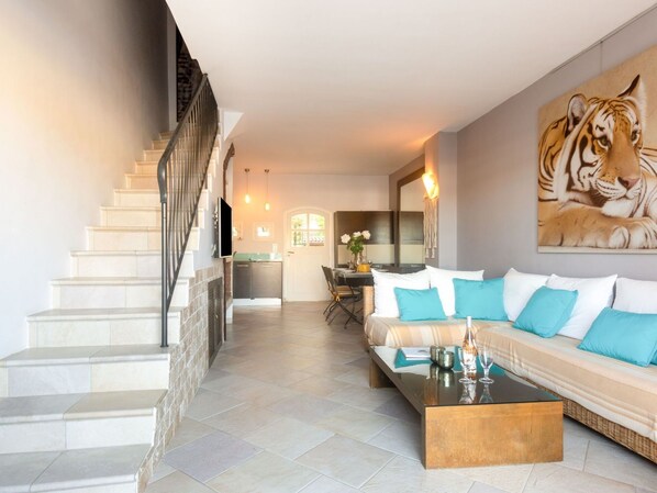 Gebäude, Möbel, Tabelle, Couch, Interior Design, Pflanze, Haus, Holz, Zimmerpflanze, Fussboden